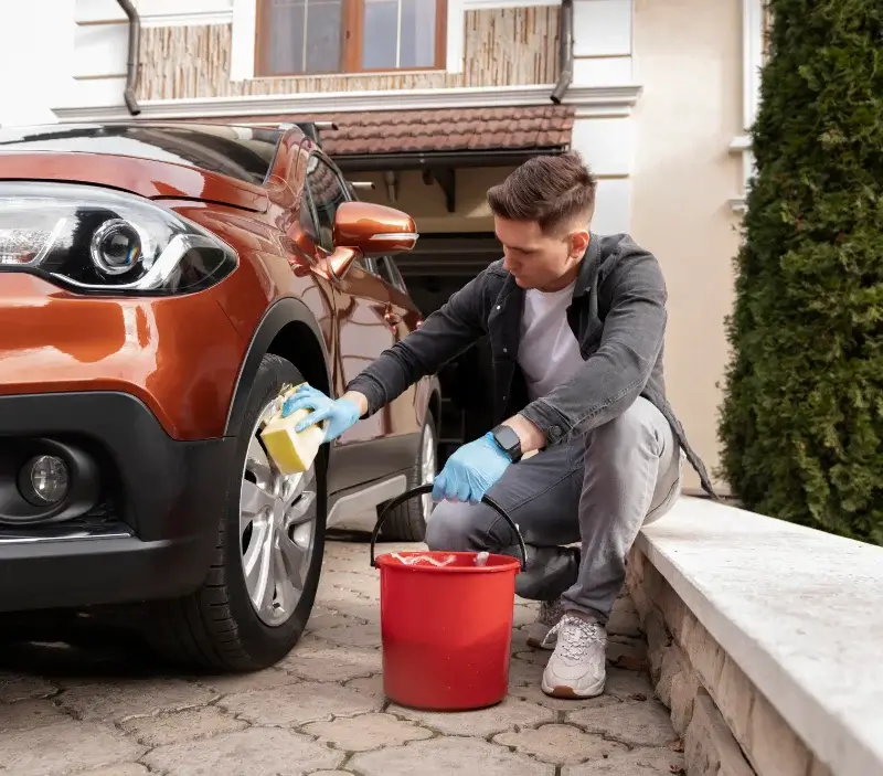 Lavage auto à domicile Lizy-sur-Ourcq : professionnel intervenant sur un véhicule